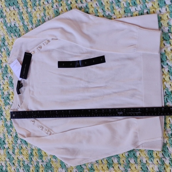 Elegant Cream Sweater with Pearl Accents - Picture 4 of 5